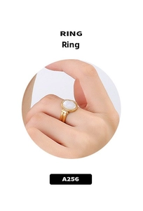 Détail d'une bague plaquée or 18 carats avec une nacre blanche de forme ovale