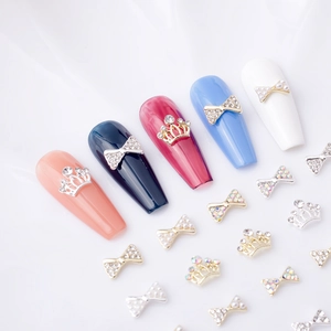 Bijoux d'ongles 3D en alliage couronne et nœud avec strass sur ongles colorés