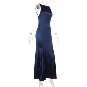 Détail latéral de la robe de soirée en satin bleu foncé avec élégante coupe sirène