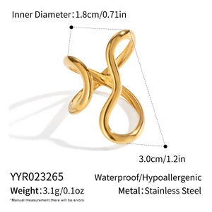 Vue détaillée d'une bague dorée irrégulière avec dimensions 1,8cm diamètre et 3,0cm hauteur
