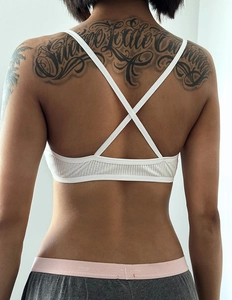 Vue arrière détaillée de la brassière blanche côtelée avec de fines bretelles croisées