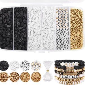 Kit perles DIY noir et blanc avec accents dorés et perles alphabet en boîte de rangement