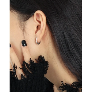 S925 sterling silver U-shaped earrings with irregular liquid metal texture worn by model