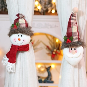 Detail von Weihnachts-Vorhangschnallen mit Plüsch-Weihnachtsmann und Schneemann im Raum