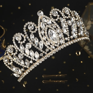 Detailopname van luxe gouden kroon met fonkelende marquise- en rondgeslepen steentjes