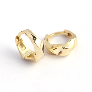 Elegant gold minimalist twisted geometric hoop earrings in polished S925 sterling silver
