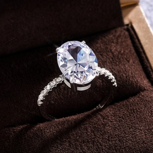 Makroaufnahme von großem ovalem Zirkonia auf S925 Sterling Silber Ring im Detail