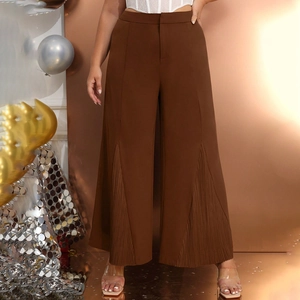 Detail der braunen Weite-Bein-Hose mit hoher Taille und plissierter Seitennaht-Verarbeitung