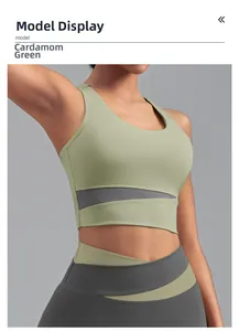 Détail d'un ensemble brassière et legging vert sauge à taille haute et coupe croisée