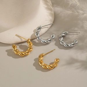 Orecchini a cerchio a forma di C intrecciati color oro e argento per uno stile quotidiano