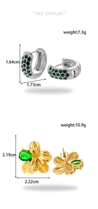 Detail display of flower-shaped earrings with emerald zircon and weight dimensions