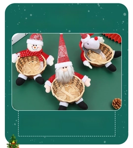 Vue détaillée des paniers de Noël faits main avec poupées en peluche Père Noël, Neige et Renne