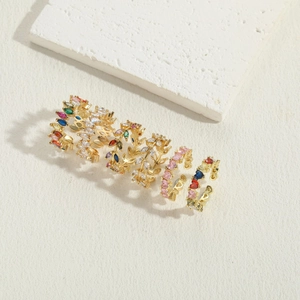 Vue détaillée du lot de bagues dorées avec zircons marquises colorés et pierres