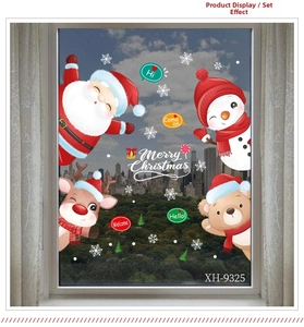 Détail de stickers de Noël avec Père Noël, bonhomme de neige et renne sur la vitre