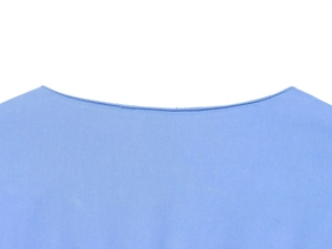 Détail du tissu en popeline bleu clair montrant le tissage sergé et la couture à l'aiguille
