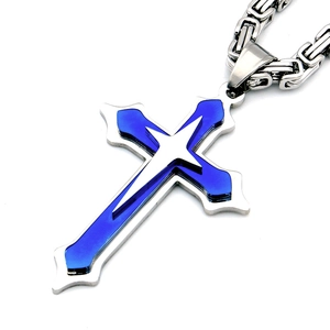 Vue détaillée du pendentif croix multicouche en acier bleu et argent avec chaîne