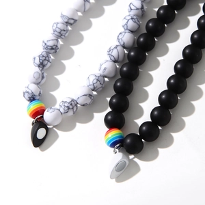 Détail des bracelets magnétiques pour couple avec marbre blanc et pierres noires