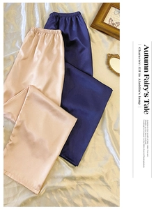 Detail der Satin-Schlafanzughose in Champagner und Navy mit elastischem Bund