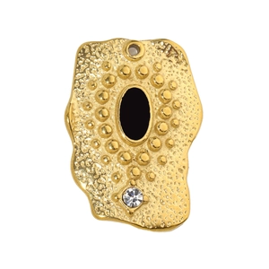 Détail d'un pendentif cœur doré avec une gemme noire et un accent de perle blanche