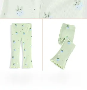 Détail du legging évasé vert clair à rayures pour filles avec motif floral et taille élastique