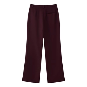 Rückansicht der weinroten Hose mit geradem Bein und Paspeltasche hinten, glatter Stoff