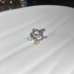 Dettaglio dell'orecchino in argento con incisione lucky e pendenti colorati misti