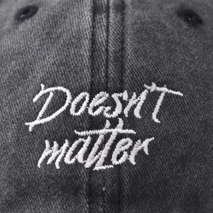 Casquette de baseball en coton délavé gris avec broderie blanche Doesn't matter