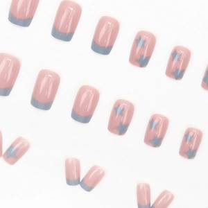 Faux ongles roses avec pointes French grises et motifs d'étoiles en forme carrée