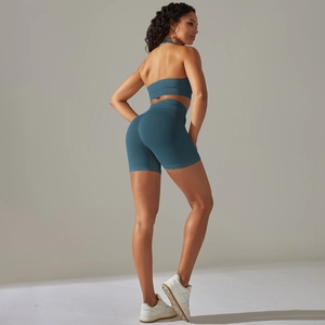 Dettaglio della trama a costine senza cuciture su reggiseno sportivo e pantaloncini yoga