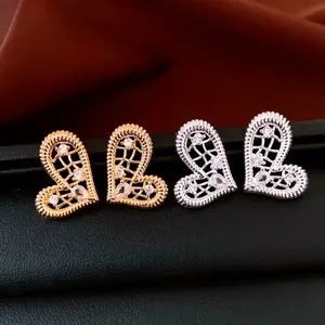Boucles d'oreilles cœur asymétriques plaquées or 18 carats et argent avec zircons brillants