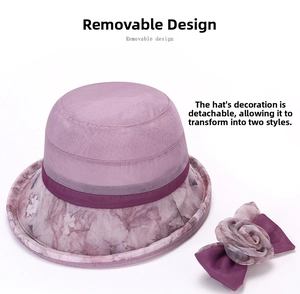 Détail d'un chapeau de soleil violet avec nœud floral en résille amovible