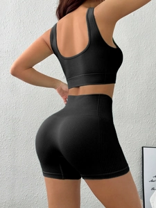 Dettaglio del reggiseno sportivo a coste senza cuciture e pantaloncini a vita alta