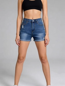 Short en jean bleu taille haute pour femme avec ourlets roulés et détails usés tendance