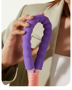 Detalle del mango ergonómico de espuma púrpura con logo Lovely pet en la correa de perro