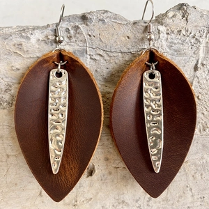 Vintage leaf-shaped crazy horse leather earrings with silver hammered metal pendants
