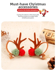 Détail de pinces à cheveux bois de renne avec pompons rouges et verts sur fond de fête