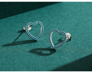 Détail de boucles d'oreilles cœur en argent s925 avec turquoise et poinçon 925