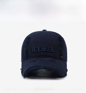 Détail d'une casquette de baseball en coton bleu marine avec broderie 3D en relief