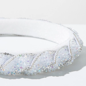 Dettaglio macro del cerchietto con perline fatte a mano, cristalli bianchi e strass argento