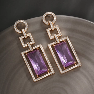 Boucles d'oreilles dorées avec cristaux rectangulaires violets et pavé de zircones cubiques