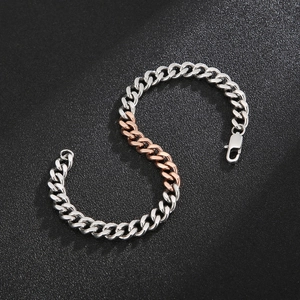 Detailansicht des zweifarbigen Silber und Roségold Panzerarmbands mit Karabinerverschluss