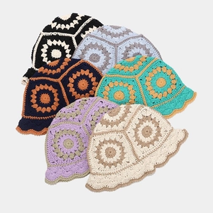 Handgemaakte gehaakte vissershoeden met bloemmotieven in zes vintage bohemien kleuren