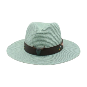 Détail d'un fedora en paille menthe avec emblème tête de taureau et broderie florale