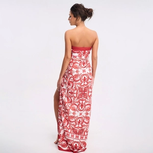Vue arrière d'une robe bandeau longue avec imprimé Majolica rouge et blanc de style ethnique