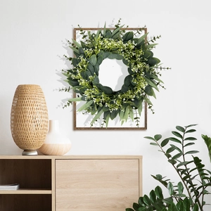 Couronne d'eucalyptus avec petites fleurs blanches pour décoration murale de style scandinave