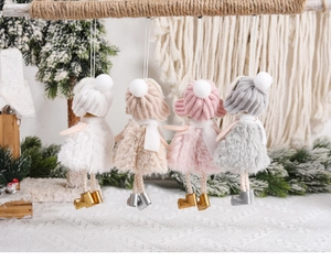Vue détaillée de quatre poupées en peluche avec bonnets en tricot et jupes en fourrure