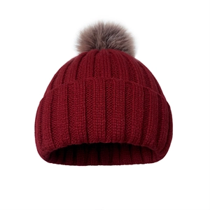Damen Strickmütze in Weinrot mit Bommel und warmem Fleece-Innenfutter