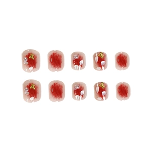 Faux ongles courts ronds rose blush avec papillons 3D dorés et accents de perles
