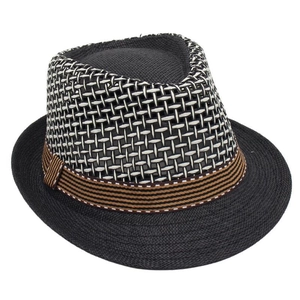 Dettaglio macro della trama traforata traspirante di questo cappello fedora in paglia vintage