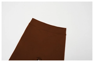 Gros plan sur la taille haute élastique et le tissu mat du pantalon de yoga marron